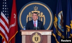 美国国防部长卡特在安纳波里斯的美国海军官校毕业典礼上致词。 (2016年5月27日）