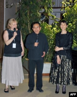 周美青(右)，云门舞集创办人林怀民, 俄罗斯翻译(左)