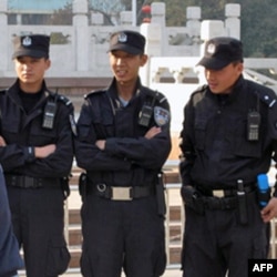 乌鲁木齐人民广场上的特警