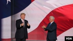 مایک تنس در کنار ترامپ