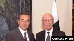 Wang Yi meets akiwa na Sartaja Aziz Islamabad, Juni 24, 2017.