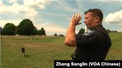 马歇尔在训练场上(VOA卫视 张松林)