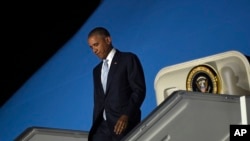 2016年7月8日，美国总统奥巴马飞抵波兰首都华沙，参加北约峰会。图为奥巴马走下空军一号专机。