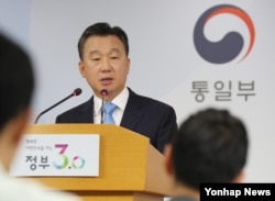 정준희 한국 통일부 대변인이 17일 통일부 브리핑룸에서 태영호 영국주재 북한공사의 망명 및 한국 입국사실을 밝히고 있다.