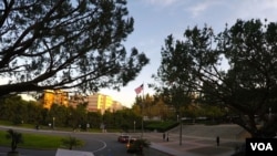 欧文加大的旗杆是该校地标（美国之音国符拍摄）