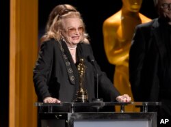 Gena Rowlands accepts an honorary Oscar at the Governors Awards at the Dolby Ballroom in Los Angeles, Nov. 14, 2015.