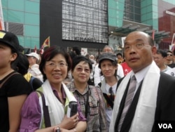 民进党主席苏贞昌率立委参加图博集会游行(美国之音申华拍摄)