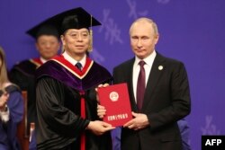 2019年4月26日清华大学授予俄罗斯总统普京荣誉博士学位。