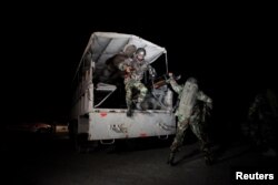 نیروهای نظامی و ارتش از ساعتی بعد از حمله، مرکز پلیس را محاصره کردند.