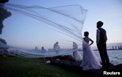 江苏省苏州市的年轻人在拍摄婚纱照。（2021年8月13日）