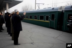 朝鲜高级外交官在平壤为牡丹峰乐团成员和功勋合唱团奔赴北京演出送行（2015年12月9日）