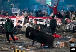 Salah satu pendemo melempar batu ke arah polisi saat kerusuhan pada 22 Mei 2019.