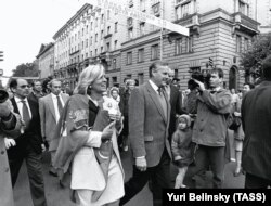 ST.PETERSBURG, RUSSIA. Anatoly Sobchak (C) and Vladimir Putin (second from left) during a naming ceremony for Austrian Square in Petrogradskaya Side. Photo taken 28.09.1992. (Photo ITAR-TASS / Yuri Belinsky)