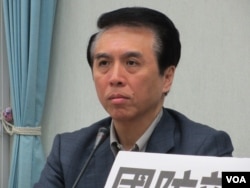 台湾的国民党立委陈学圣在国民党立法院党团召开一项名为“慈湖陵寝泼漆 低级转型正义”的记者会上。(2018年3月1号，美国之音张永泰拍摄)