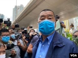 壹传媒创办人黎智英因去年六四烛光集会，被控“参与未经批准集结”，11月1日在区域法院维持不认罪（美国之音汤惠芸）