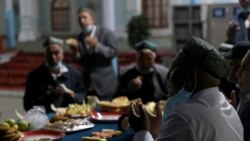 新疆和田加满清真寺的一名伊玛目在斋月期间带领维吾尔信众祈祷。（2021年4月29日）