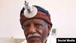 Porofeeser Asmeroom ganna 10 Boorana jiraate kitbaa isaa ka qaraa bara 1973 barreesse