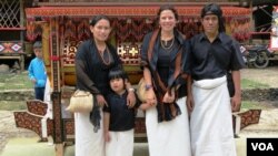 Dr. Kathleen Adams bersama saudara laki-laki angkatnya, beserta isteri dan puteri saudara angkatnya di Tana Toraja (VOA/courtesy photo).