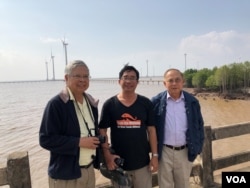 Từ trái: KS Phạm Phan Long, Hội Sinh Thái Việt, TS Lê Anh Tuấn, Viện Nghiên cứu Biến Đổi Khí Hậu ĐH Cần Thơ, và Ngô Thế Vinh. [photo by Lê Phát Quới]