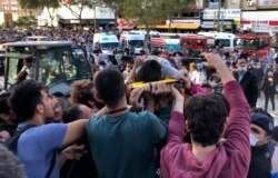 Para relawan mengangkut korban luka-luka dalam gempa di Izmir, Turki hari Jumat (30/10).