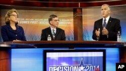 Senator Key Heyqan, solda, and Libertar Parityasından namizəd Şon Hou, mərkəzdə, Respublikaçı namizəd Tom Tillisi debat zamanı dinləyirlər.