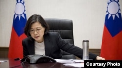 台湾总统蔡英文与美国总统当选人特朗普越洋通话。( 台湾总统府提供）