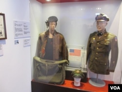 展览中展出飞虎队员的制服（美国之音张永泰拍摄）