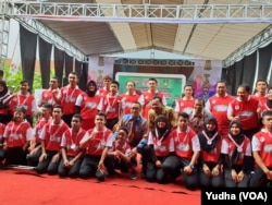 Menpora, Imam Nahrawi berfoto bersama siswa dan guru/pelatih saat meresmikan Sekolah Khusus Olahraga Disabilitas Indonesia SKODI pertama, di Solo, Kamis (20/12). (Foto: VOA/Yudha)