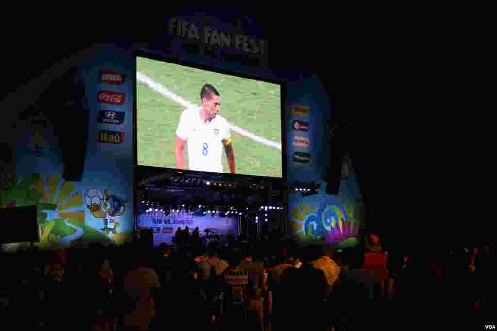 Para penggemar menyaksikan pertandingan antara AS dan Belgia di FIFA Fan Fest Copacabana di Rio de Janeiro, Brazil, 1 Juli 2014. (Brian Allen/VOA)