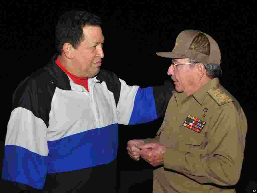 Foto yang dirilis suratkabar Kuba, Granma, menunjukkan pertemuan Presiden Kuba Raul Castro dengan Chavez di bandar udara internasional Jose Marti di Havana, Kuba, 10 Desember 2012.