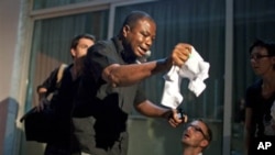 Jami'in jam'iyyar shugaba Laurent Gbagbo a hukumar zaben Ivory Coast, yana keta sakamakon zaben da kakakin hukumar ya zo bayyanawa a gaban 'yan jarida.