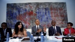 دیدار باراک اوباما رئیس جمهوری ایالات متحده با گروهی از فعالان سیاسی و مدنی و دگراندیشان کوبایی در محل سفارت آمریکا در هاوانا - ۳ فروردین ۱۳۹۵ 