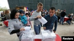 5월 11일 우크라이나 동부 지역에서 분리 독립을 묻는 주민투표가 시작됐다. 투표를 하는 주민들 모습