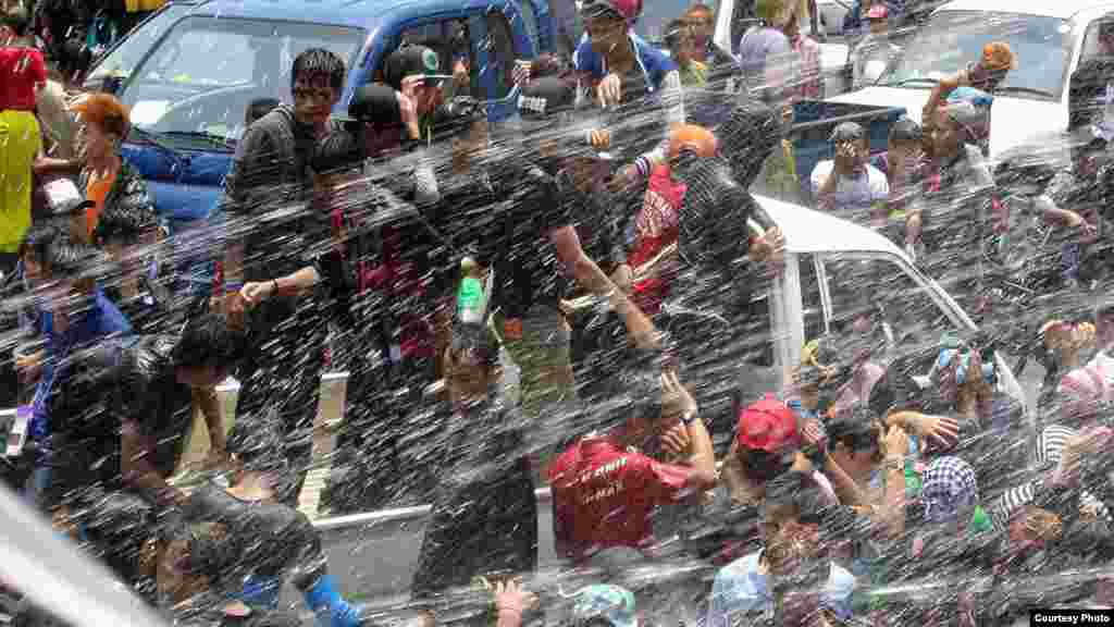 Warga disemprot air dalam festival air tradisional Myanmar di Rangoon, Myanmar, 16 April 2014. (MoeMoe Htun/VOA).