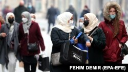 BOSNIA AND HERZEGOVINA -- PANDEMIC CORONAVIRUS BLACK FRIDAY -- Women wearing face masks walk in Sarajevo, in the midst of the COVID-19 coronavirus pandemic, in Sarajevo, Bosnia and Herzegovina, 24 November 2020. EPA-EFE/FEHIM DEMIR