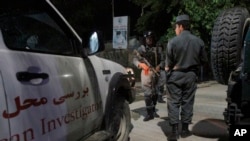 Pasukan keamanan Afghanistan memeriksa lokasi Hotel Park Palace yang diserang pria-pria bersenjata di Kabul (14/5). (AP/Allauddin Khan)