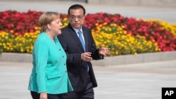 中国总理李克强与德国总理默克尔在北京人大会堂前出席欢迎仪式。（2019年9月6日）