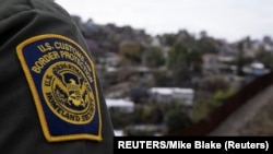 资料照片：一名美国边境巡逻人员从加利福尼亚州圣迭戈的美国边界墙向墨西哥提华纳望去。(2021年2月2日)