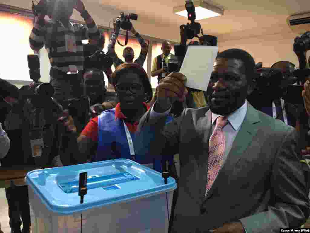 Isaías Samakuva, the leader of the UNITA opposition party votes in Luanda, Aug. 23, 2017.