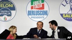 Giorgia Meloni de "Frères d'Italie", Silvio Berlusconi de "Forza Italia" , et Matteo Salvini de "La Ligue", lors d'une réunion électorale, Rome, Italie, le 1er mars 2018. 