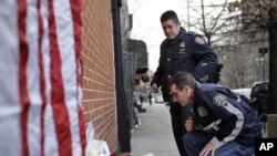  뉴욕 브루클린 시 사건 현장에서 희생자들을 추모하고 있는 경찰관들 