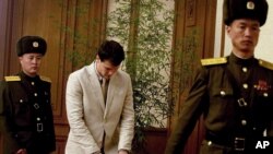 اوتو وارمبایر برای گفت و گو با رسانه ها آماده می شود. پیونگ یانگ 29 فوریه