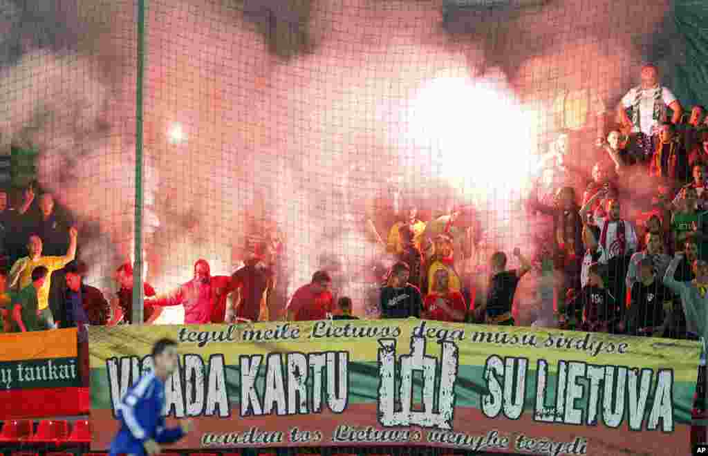 Suporter Lithuania mendukung timnas mereka selama pertandingan sepakbola kualifikasi Piala Dunia grup G antara Lithuania dan Liechtenstein di Marijampole, Lithuania.