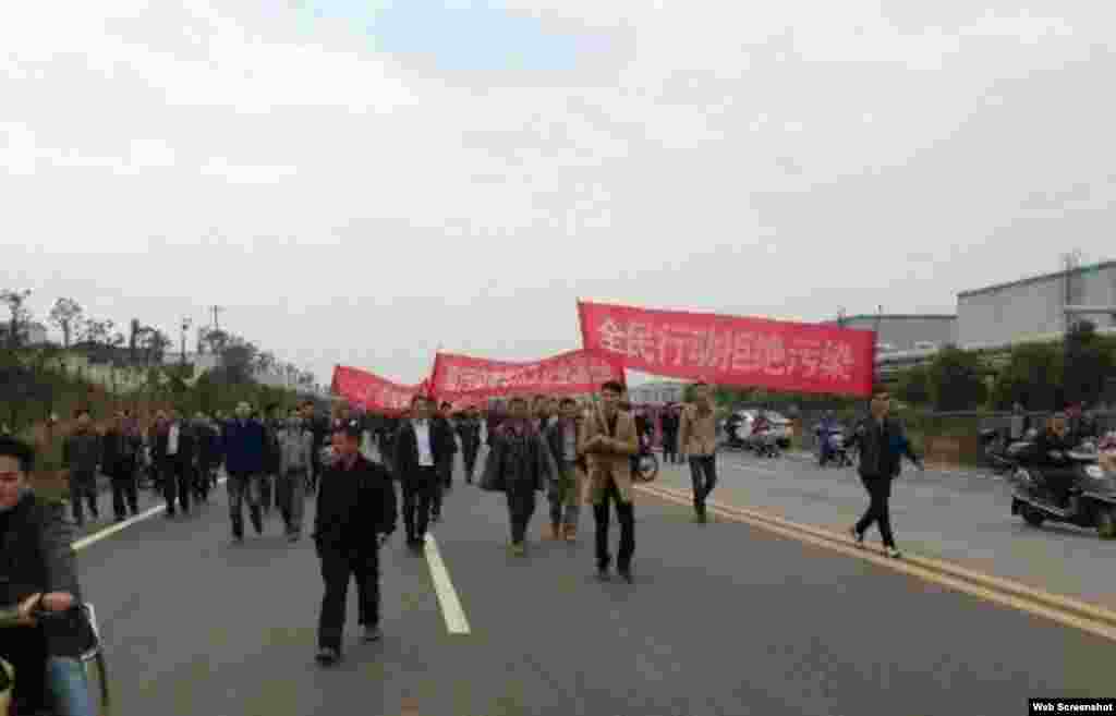 江西上饶鄱阳县饶埠镇数以千计村民抗议附近化工厂污染（博讯、微博等网络图片）