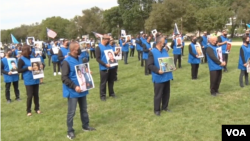 在中国共产党建政71周年之际，数百名民主活动人士聚集在美国国会大厦前，抗议中共统治。(2020年10月1日)