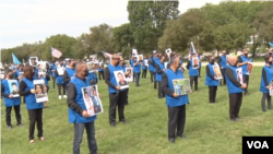 10月1日中国共产党建政71周年之际，数百名民主活动人士聚集在美国国会大厦前，抗议中共暴政