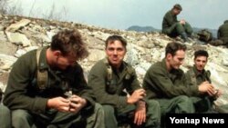 1983년 3월 팀스피리트 훈련 중 휴식하는 미군 병사들.