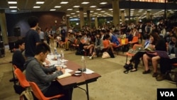 近百名学生参与4间大学退联行动组及关注组与学联代表的联合论坛。（美国之音汤惠芸摄）