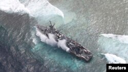 搁浅在巴拉望省图巴塔哈群礁的美国海军扫雷舰“护卫者号”。（2013年1月19日资料照）
