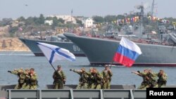 25일 러시아 해군이 '해군의 날'을 앞두고 크림반도에서 군사 행진을 예행 연습하고 있다. (자료사진)